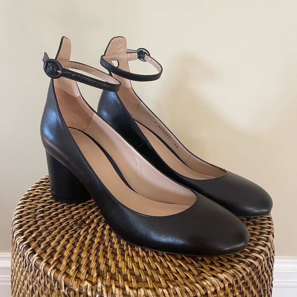 NWOT Stuart Weitzman Piper Black Ankle Pump Size 38